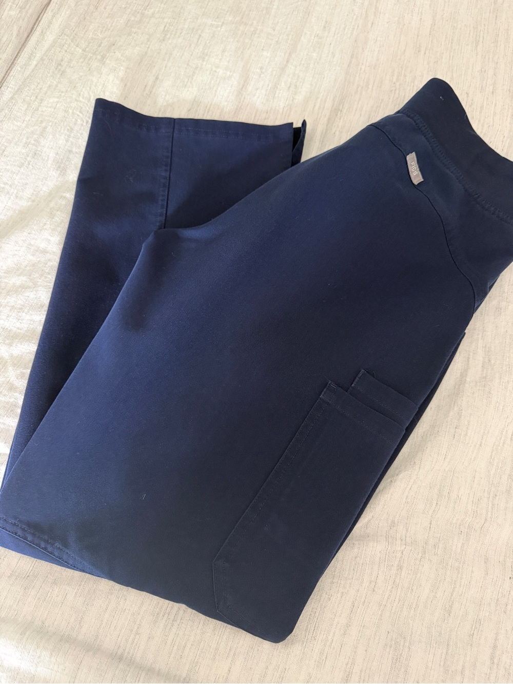 FIGS Women’s Kade™ Cargo Scrub Pants Navy Small Petite - Picture 8 of 9
